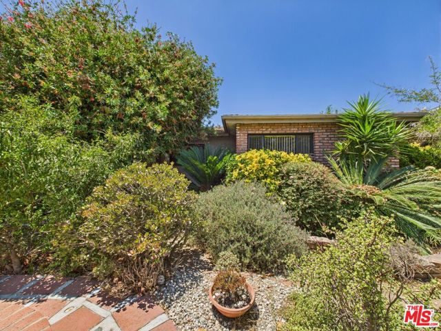 7449 Kentwood Avenue, Los Angeles CA: https://media.crmls.org/mediaz/d0e4fe46-89f9-418b-a364-7b1db9015baa.jpg