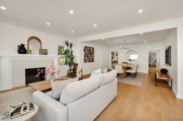 1900 W 41St St, Los Angeles CA: https://media.crmls.org/mediaz/d0e61efe-b126-4101-81f0-ce0149aea450.jpg