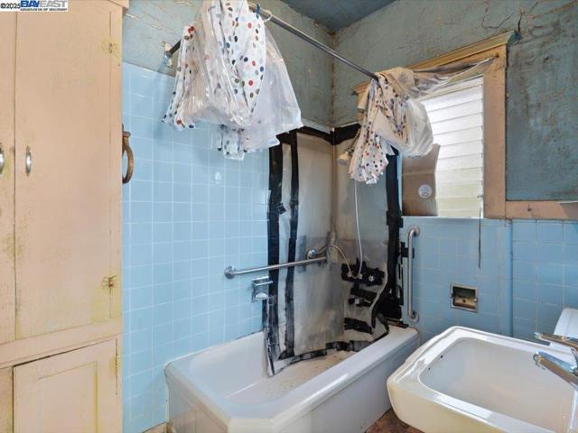 1013 Chestnut St, Oakland CA: https://media.crmls.org/mediaz/d0e64437-1821-4174-aaaf-19ade04ec55c.jpg