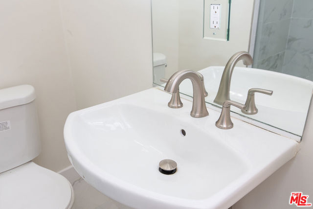 181 S Sycamore Avenue, Los Angeles CA: https://media.crmls.org/mediaz/d0e72be2-76fb-4c20-b90d-e9646c06d16d.jpg