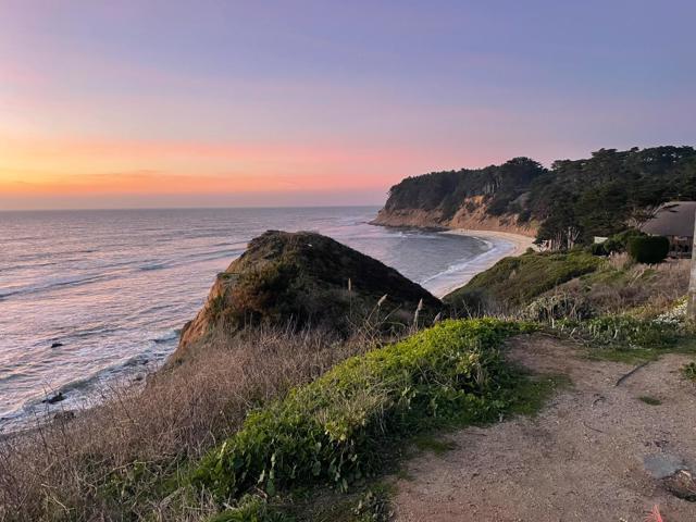 855 Sierra Street, Moss Beach CA: https://media.crmls.org/mediaz/d0e8632a-5fdb-4731-9fd7-53bd1fa02ad1.jpg