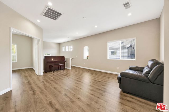 28955 Oak Spring Canyon Road, Canyon Country CA: https://media.crmls.org/mediaz/d0e88adc-cf79-415e-89b3-37cf7222883e.jpg