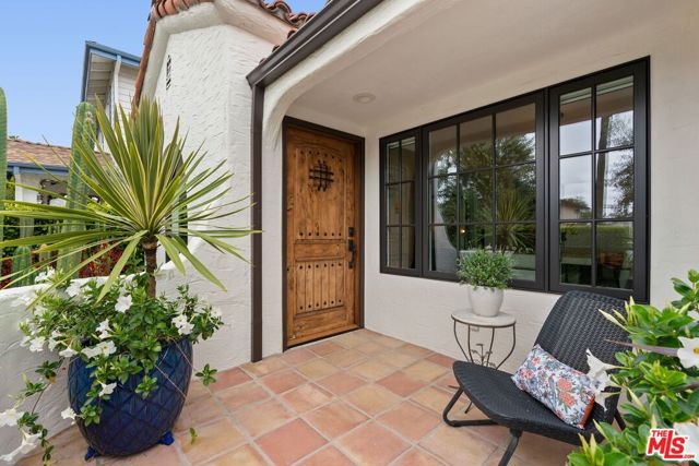 3864 3rd Avenue, Los Angeles CA: https://media.crmls.org/mediaz/d0e900ef-fd4b-4b56-9ff8-9a8bbd9492e7.jpg