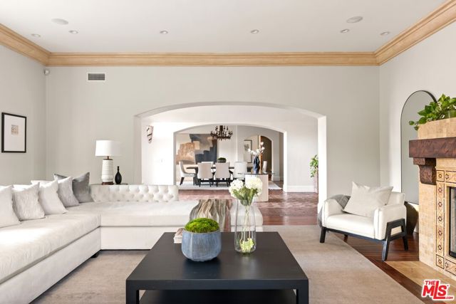 13845 Magnolia Boulevard, Sherman Oaks CA: https://media.crmls.org/mediaz/d0e9f04e-e029-4b34-a034-e5fe3ccce718.jpg