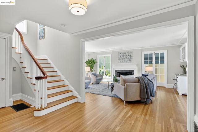 1145 Mandana Blvd, Oakland CA: https://media.crmls.org/mediaz/d0ea7e45-e8d3-42f2-a91e-1b40dcf79ef6.jpg