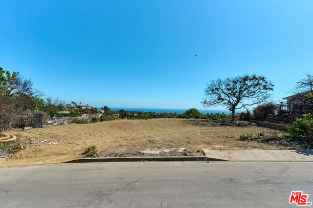 1243 Las Lomas Avenue, Pacific Palisades CA: https://media.crmls.org/mediaz/d0ea9dd2-d4fd-43de-8334-4901ca264bdb.jpg