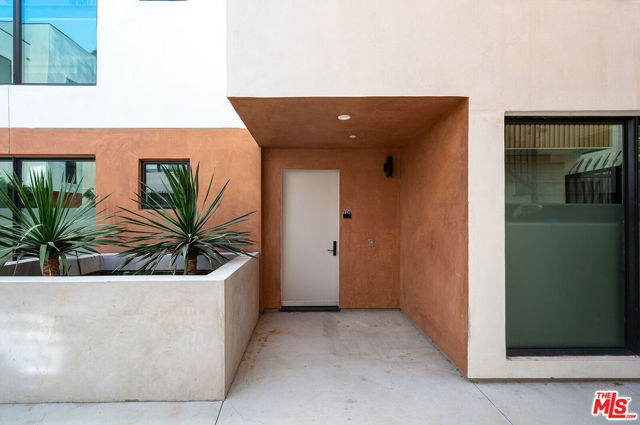 1016 N Martel Avenue, West Hollywood CA: https://media.crmls.org/mediaz/d0eacaa6-7cb1-46aa-9ae4-7cbedf684865.jpg