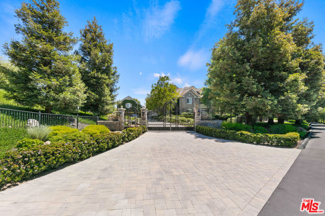 13418 Nightsky Drive, Camarillo CA: https://media.crmls.org/mediaz/d0eb63ea-0fef-47f9-8a30-74b0af78be21.jpg