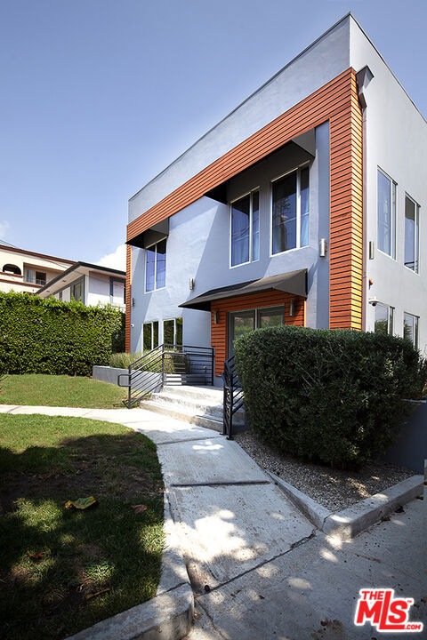 1952 N Beachwood Drive