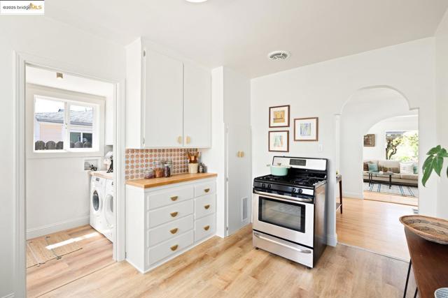 3742 Loma Vista AVE, Oakland CA: https://media.crmls.org/mediaz/d0ec85da-8f44-482f-861f-042591a1aa0e.jpg