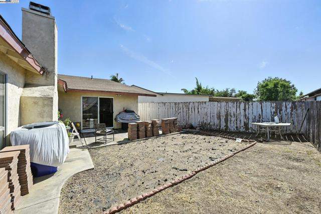 10293 Covina Pl, San Diego CA: https://media.crmls.org/mediaz/d0ed2311-a3f5-490d-b0da-ea516359e70a.jpg