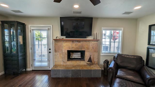 Detail Gallery Image 6 of 33 For 1475 Thomas Ave, San Diego,  CA 92109 - 2 Beds | 2 Baths