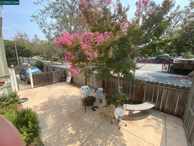 3229 Elm, Oakland CA: https://media.crmls.org/mediaz/d0efb567-18d9-4094-a66d-108d94247404.jpg
