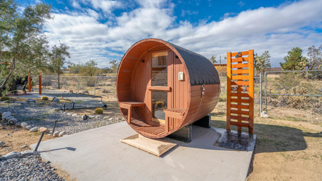 6946 Lennox Avenue, Yucca Valley CA: https://media.crmls.org/mediaz/d0f04c7a-b298-489b-a289-f9192ed60c8c.jpg