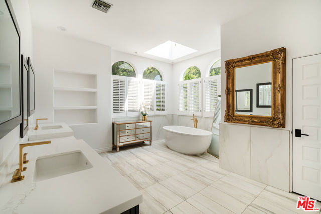 609 21st Place, Santa Monica CA: https://media.crmls.org/mediaz/d0f113ee-ecad-426c-8d53-8b5cdcb3b8b9.jpg