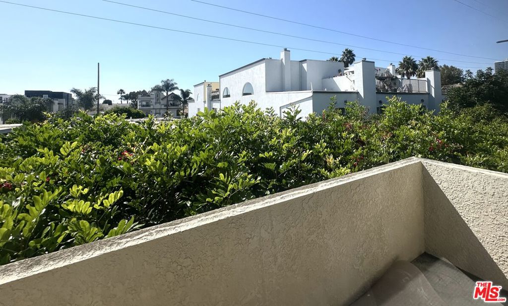 https://media.crmls.org/mediaz/d0f16ae7-f280-4cfa-a26e-5f15198313c9.jpg?preset=X-Large