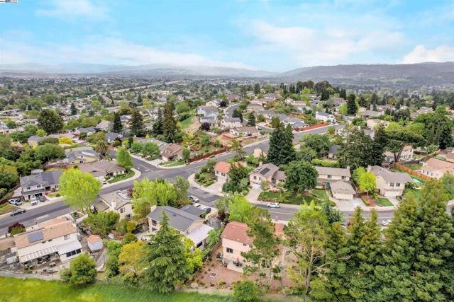 11868 Bloomington Way, Dublin CA: https://media.crmls.org/mediaz/d0f26c67-f667-4273-baf5-ab337124b72a.jpg