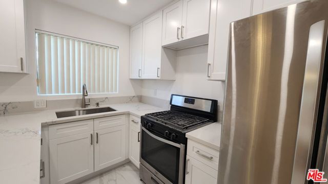 12942 Moorpark Street, Studio City CA: https://media.crmls.org/mediaz/d0f2aadc-ad3d-4176-8e82-8690ec7e32f7.jpg