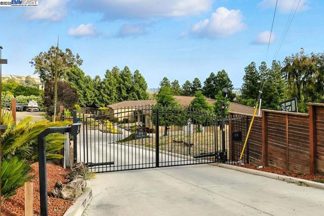 874 Overhill Dr, Hayward CA: https://media.crmls.org/mediaz/d0f36aca-69bb-4f1c-91b5-65ba071e127c.jpg