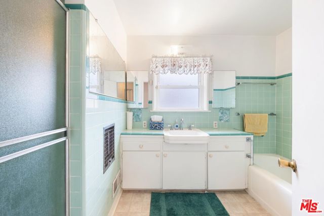 3671 Inglewood Boulevard, Los Angeles CA: https://media.crmls.org/mediaz/d0f4e568-e00c-4582-ad9e-afc2f9352b56.jpg