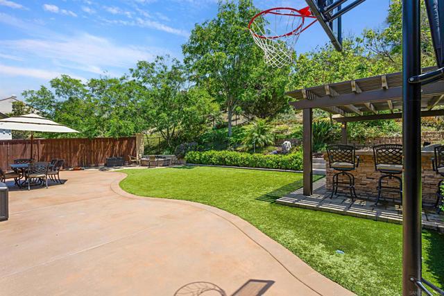 1104 Parkview Dr, Oceanside CA: https://media.crmls.org/mediaz/d0f52516-8d14-4a61-a4ef-b33ffbe859a9.jpg