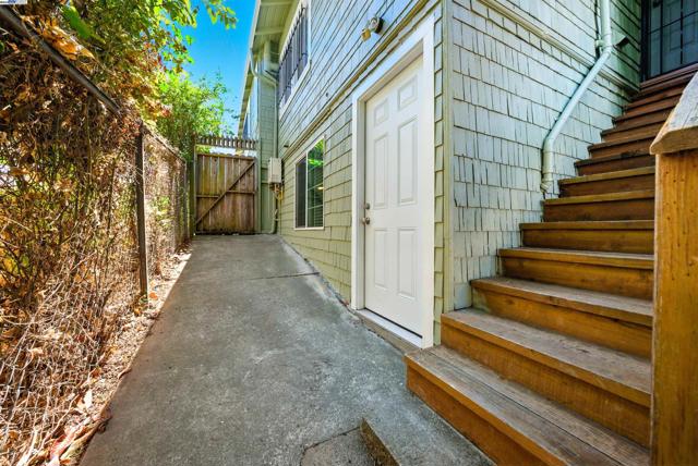 2539 Grande Vista Ave, Oakland CA: https://media.crmls.org/mediaz/d0f61d8e-4767-4180-9179-b82e7115d5c0.jpg