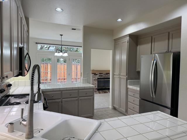119 Heritage Park Dr, Danville CA: https://media.crmls.org/mediaz/d0f73462-62da-4bf4-8cbc-64c8ecb20313.jpg