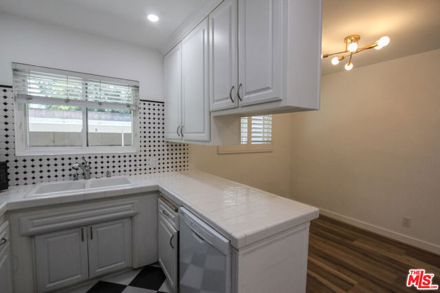 12942 Moorpark Street, Studio City CA: https://media.crmls.org/mediaz/d0f746a4-3187-4f43-9c4a-1027e122043e.jpg