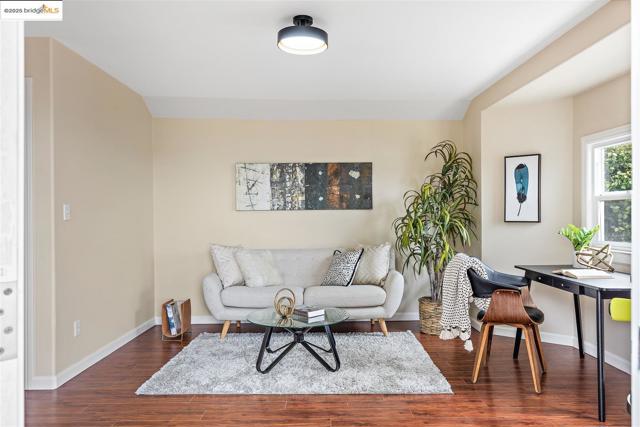 262 Byxbee St, San Francisco CA: https://media.crmls.org/mediaz/d0f784c2-44f1-4512-a5f6-93f66e57cedc.jpg