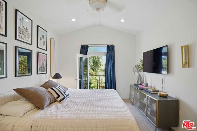 4541 Colfax Avenue, Studio City CA: https://media.crmls.org/mediaz/d0f7ea1a-2d3e-47f3-af8f-ecaf3c7fed5c.jpg