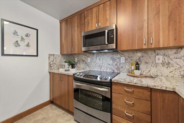 2140 Santa Cruz Avenue, Menlo Park CA: https://media.crmls.org/mediaz/d0f7f5c8-6f7b-4e93-a5dd-cbd25b63dba4.jpg