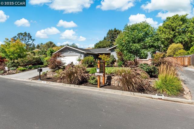 3121 Del Oceano Dr, Lafayette CA: https://media.crmls.org/mediaz/d0f80a56-a00b-4313-b3f9-45e2d84c1a4b.jpg