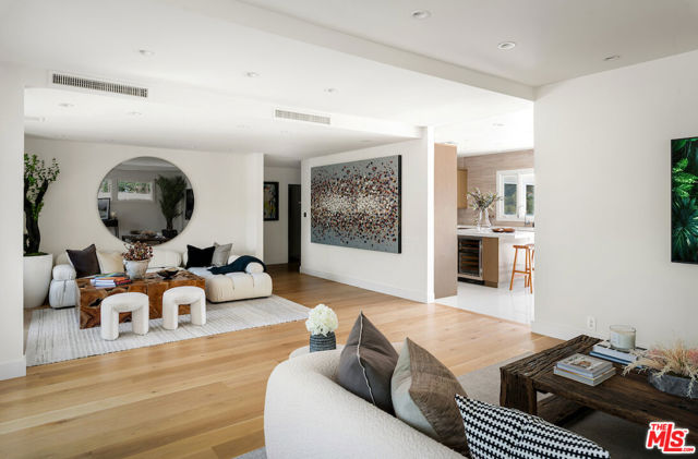 2612 Wallingford Drive, Beverly Hills CA: https://media.crmls.org/mediaz/d0f92bd1-29e4-4ea4-af0c-b7861f137756.jpg