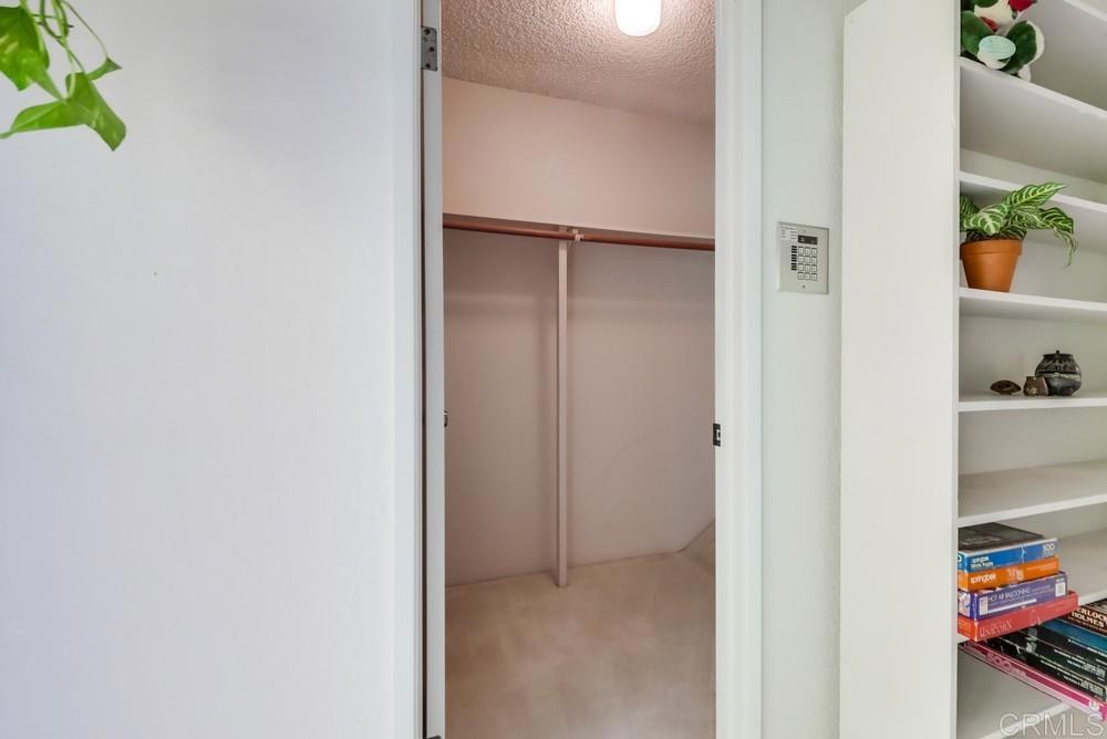 https://media.crmls.org/mediaz/d0fa369a-9c54-4c70-9034-88198845b0fa.jpg?preset=X-Large