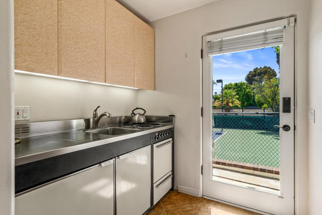 835 N Avenida Palmas, Palm Springs, CA 92262