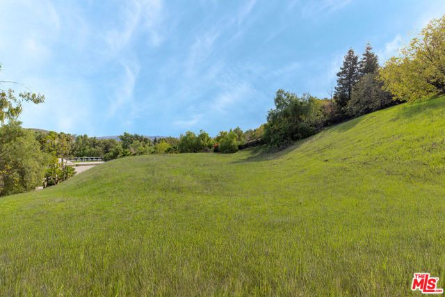 5192 Parkway Calabasas, Calabasas CA: https://media.crmls.org/mediaz/d0fa91c1-6ea0-4cb0-bc2f-6eb17c0963e9.jpg