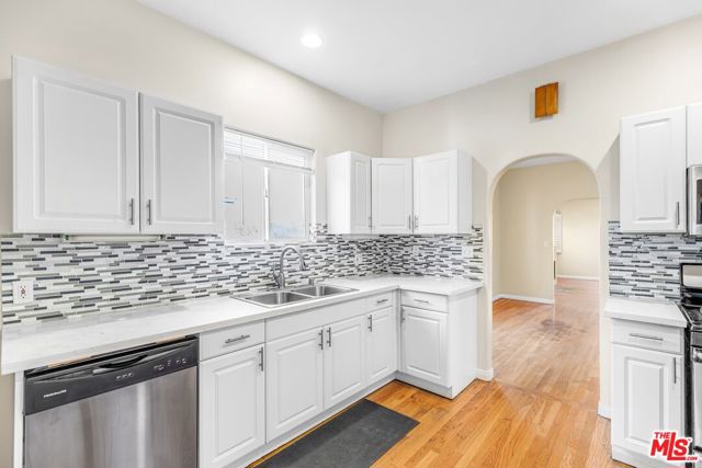 1073 S Mansfield Avenue, Los Angeles CA: https://media.crmls.org/mediaz/d0fafb93-9ecf-4a76-91a9-69c0adcfc529.jpg