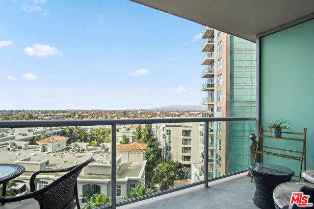 13700 Marina Pointe Drive, Marina del Rey CA: https://media.crmls.org/mediaz/d0fb7e46-3c28-4511-b8bf-33152c4ecc21.jpg