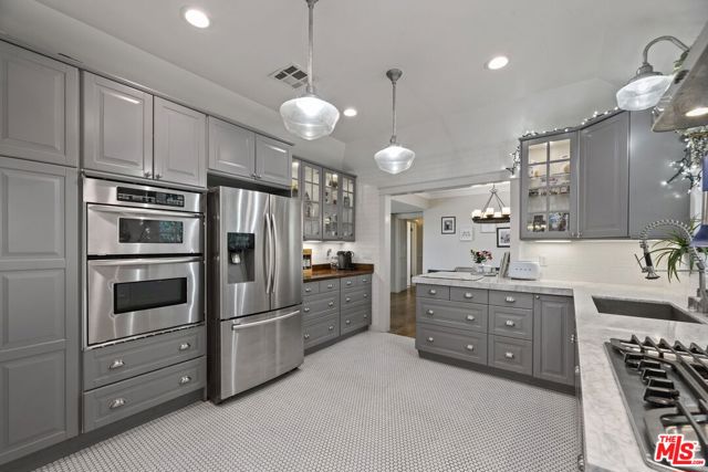 3313 Coy Drive, Sherman Oaks CA: https://media.crmls.org/mediaz/d0fba8ea-6638-4ba1-87ba-2a12879c8324.jpg