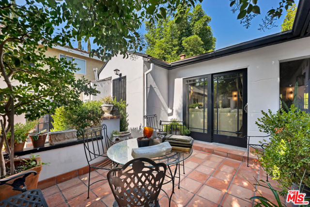 5341 Mecca Avenue, Tarzana CA: https://media.crmls.org/mediaz/d0fc00e1-f872-4861-8d83-239d18eaf8c2.jpg