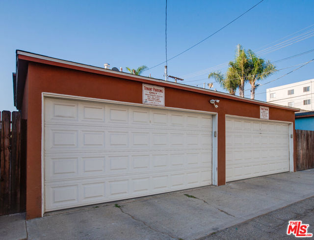 1146 Venice Boulevard, Venice CA: https://media.crmls.org/mediaz/d0fc564e-b9d3-4579-a37f-2082cd6535e4.jpg