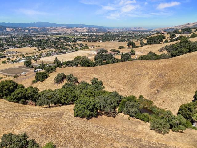 17101 Kruse Ranch Lane, Morgan Hill CA: https://media.crmls.org/mediaz/d0fc8291-4153-4da4-ab5d-cd112da2fbaa.jpg