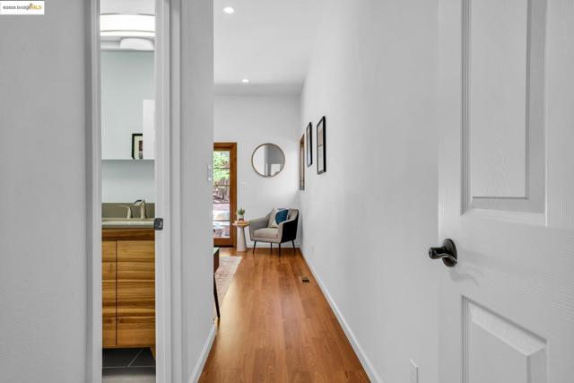 580 Chetwood St., Oakland CA: https://media.crmls.org/mediaz/d0fcd950-5248-42bb-a5ea-fc8b78eb2b34.jpg