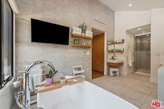 23180 Park Blanco, Calabasas CA: https://media.crmls.org/mediaz/d0fd12a0-ffb7-407b-88ec-0044a932f036.jpg