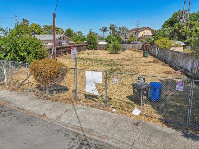 108 Lotus Way, East Palo Alto CA: https://media.crmls.org/mediaz/d0fd7cfd-dce0-40ad-bf69-68c65557eecc.jpg