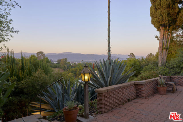 11764 Laurelcrest Drive, Studio City CA: https://media.crmls.org/mediaz/d0fec197-c7e1-42a1-be2b-48210482cd02.jpg
