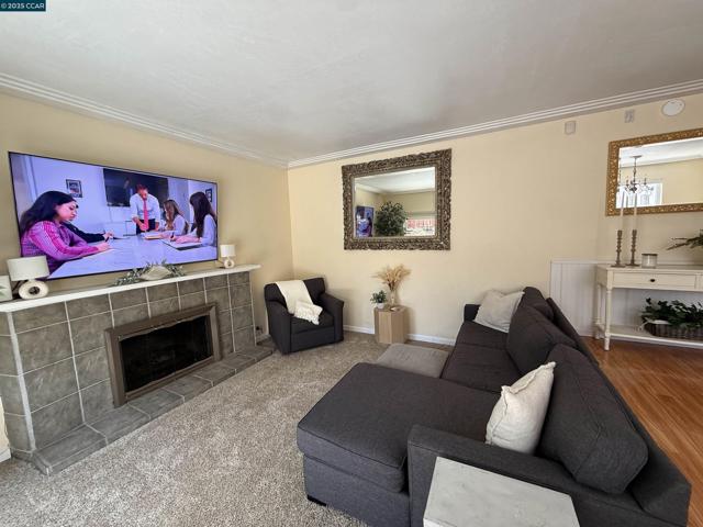 2279 Saint George Dr, Concord CA: https://media.crmls.org/mediaz/d0ff7304-6b1a-4eff-a99f-b996c48dceba.jpg