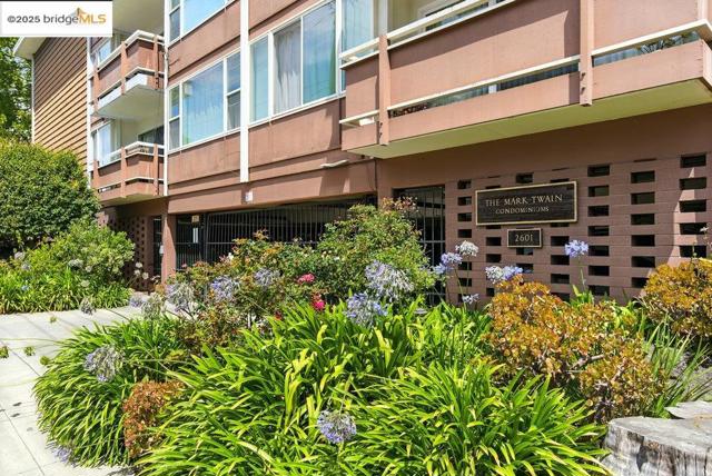 2601 College Ave, Berkeley CA: https://media.crmls.org/mediaz/d0ffcbdc-c540-4ada-9563-1a09b0961bff.jpg