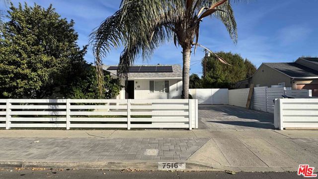 7516 Oakdale Avenue, Winnetka CA: https://media.crmls.org/mediaz/d10026c4-d250-40a7-982d-f16d3e2812c9.jpg