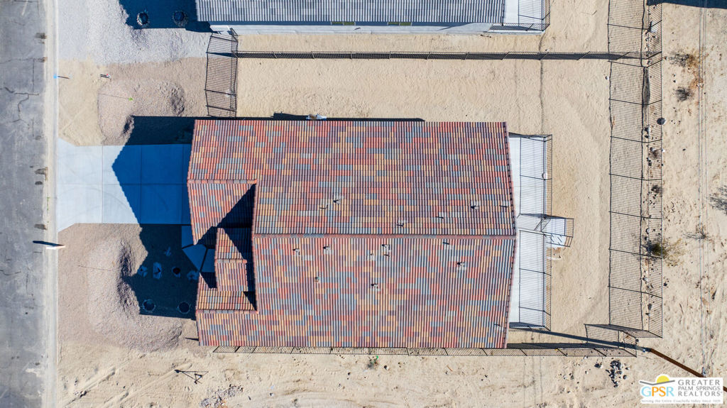 https://media.crmls.org/mediaz/d1016892-7221-4eec-a4f1-f7dce545ace7.jpg?preset=X-Large